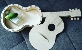 imagem do arquivo vetor para download Caixa de Presente em Forma de Guitarra