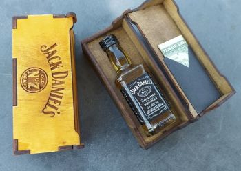 imagem do arquivo vetor para download Caixa de presente de madeira para Whiskies