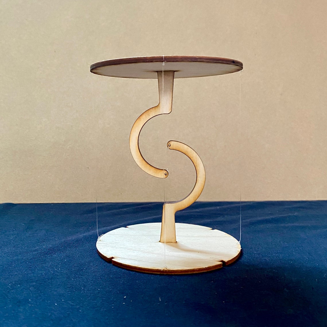imagem do arquivo vetor para download Mesa impossível de madeira