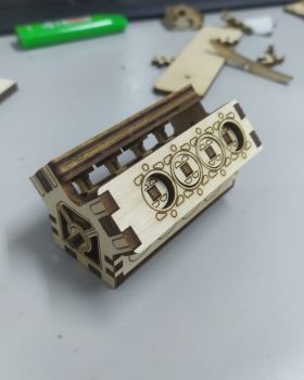 imagem do arquivo vetor para download Motor V8 de Madeira