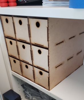 imagem do arquivo vetor para download Prateleira de Armazenamento com 9 Gavetas