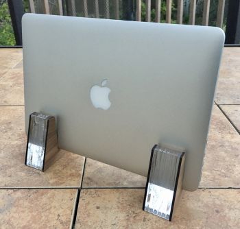 imagem do arquivo vetor para download Suporte Vertical para Laptop de Acrílico