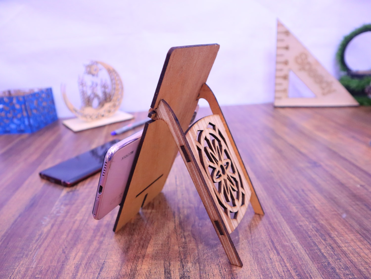 imagem do arquivo vetor para download Suporte de Mesa para Celular em Madeira