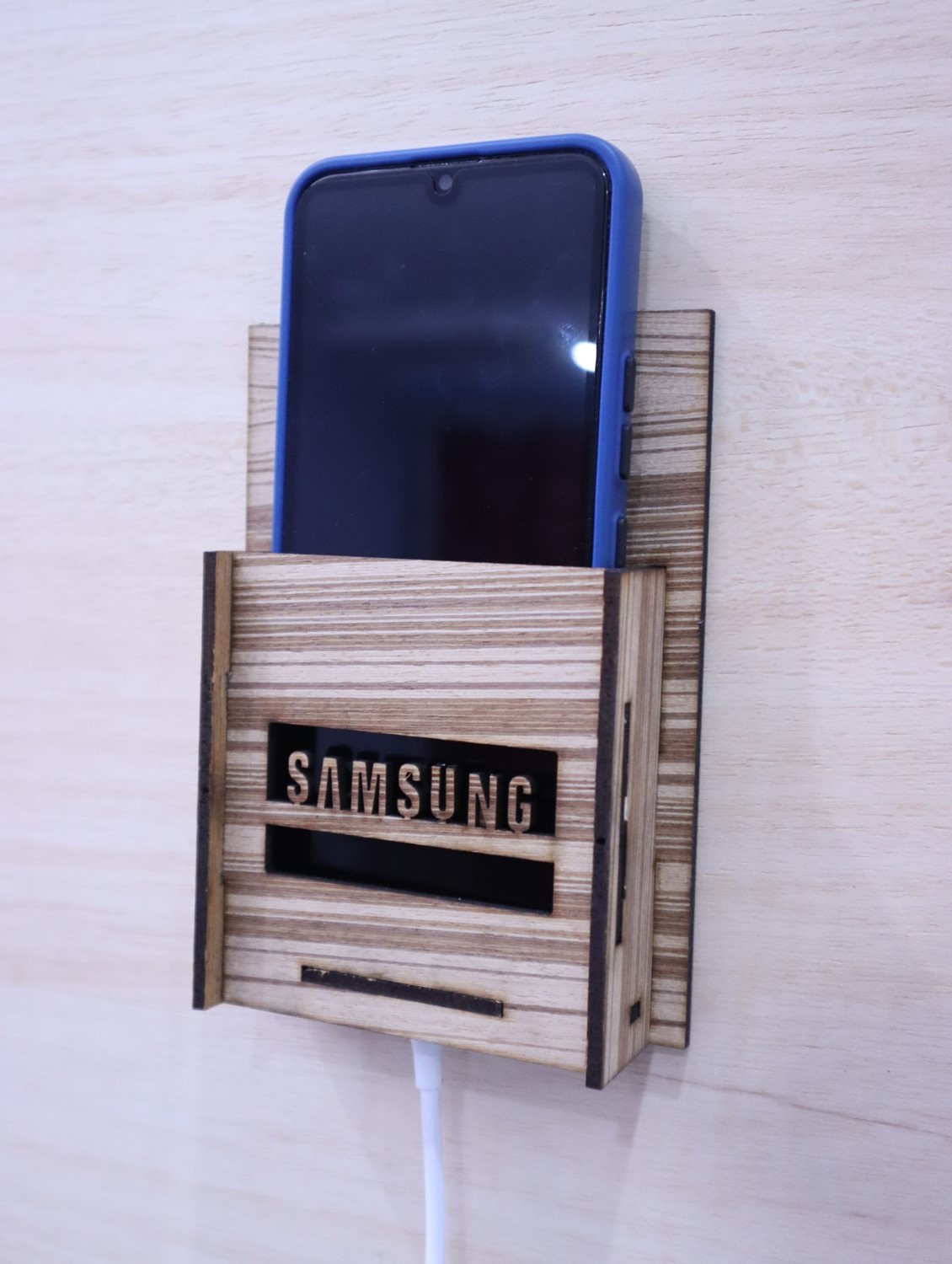 imagem do arquivo vetor para download Suporte de Parede para Celular com Carregador