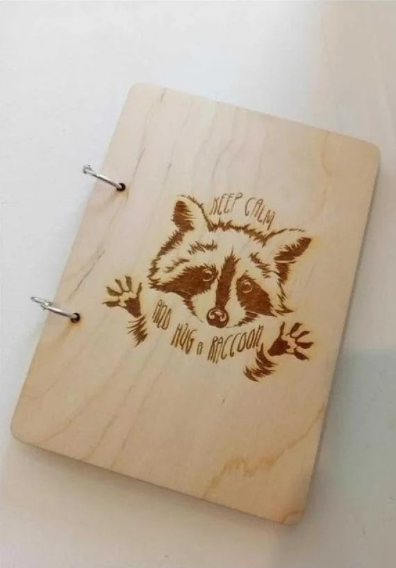 imagem do arquivo vetor para download Raccoon Gravado em Notebook