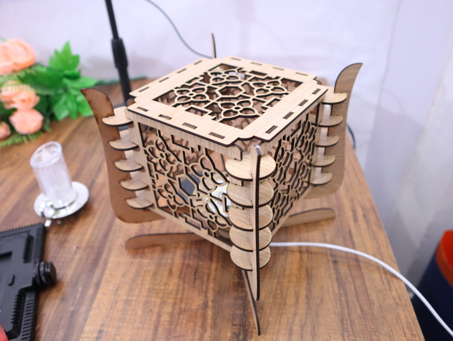 imagem do arquivo vetor para download Luminária de Mesa Contemporânea em Madeira 3mm