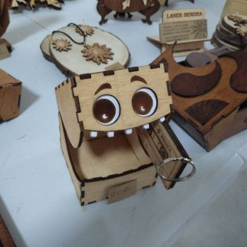 imagem do arquivo vetor para download Caixa de Monstros em Madeira