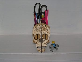 imagem do arquivo vetor para download Elegante Suporte de Canetas em Forma de Crânio