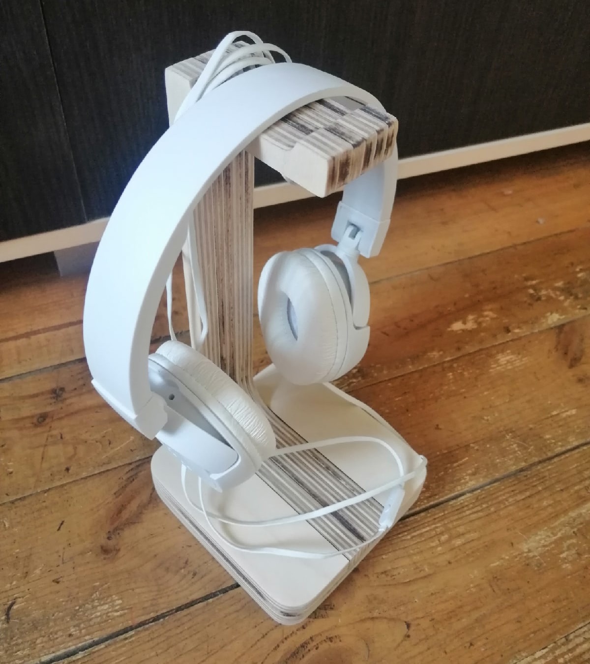 imagem do arquivo vetor para download Suporte para Fones de Ouvido de Madeira