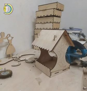 imagem do arquivo vetor para download Alimentador de Pássaros Decorativo de Madeira